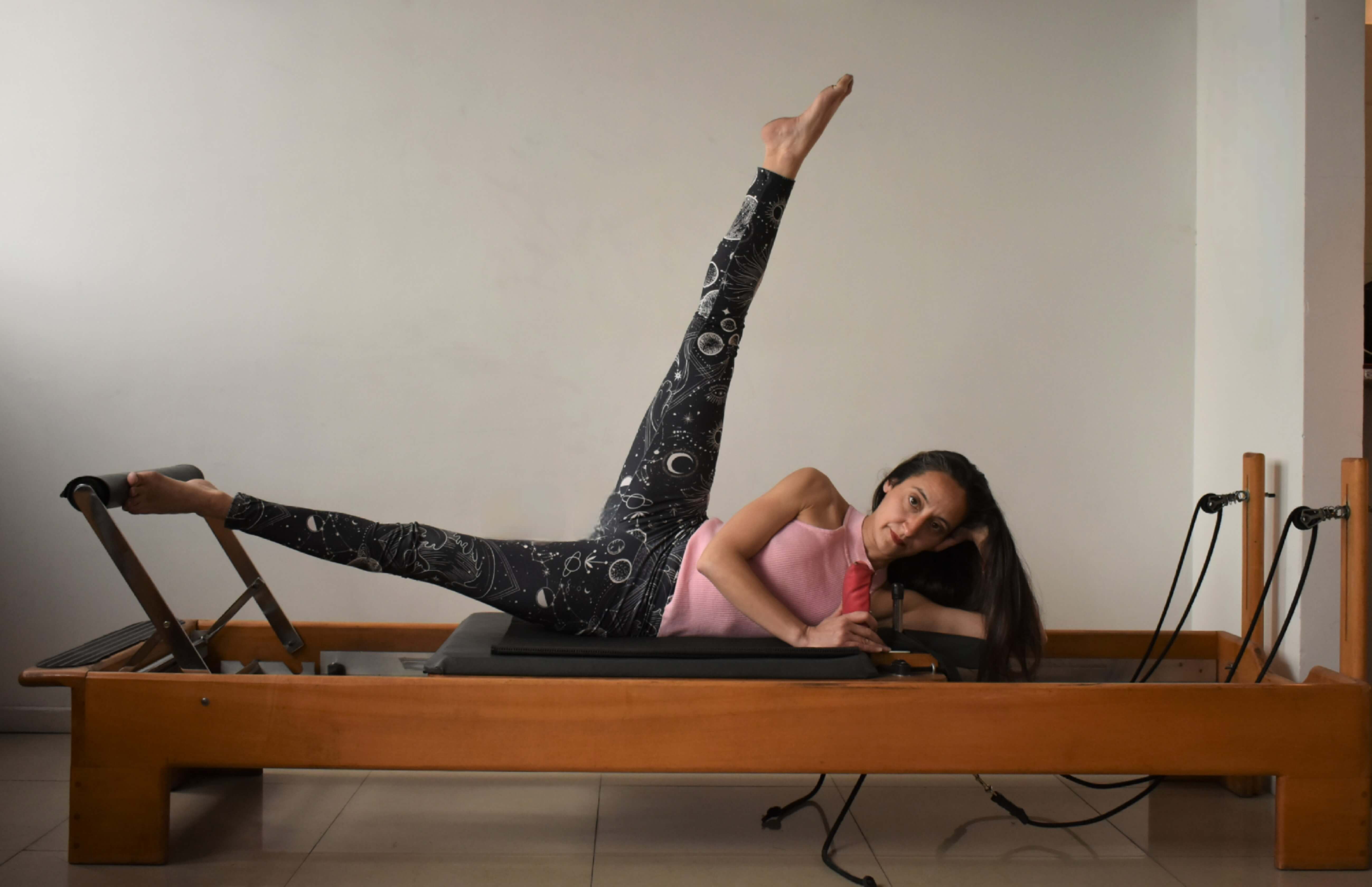 mujer elongando